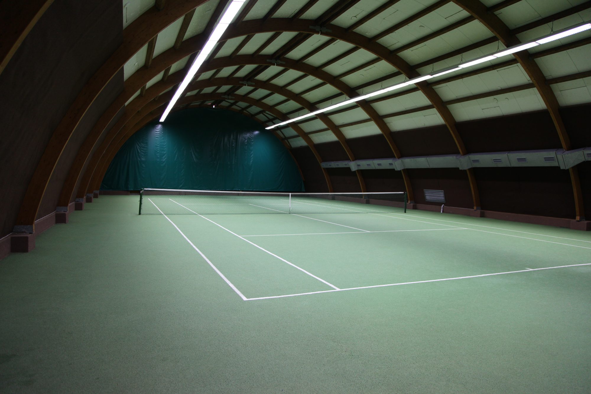 Blick ins Spielfeld der Einfeldhalle von Tennis Offenau